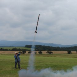 img_2959 piotr sornowsky predvadi  motor s dymovnici 